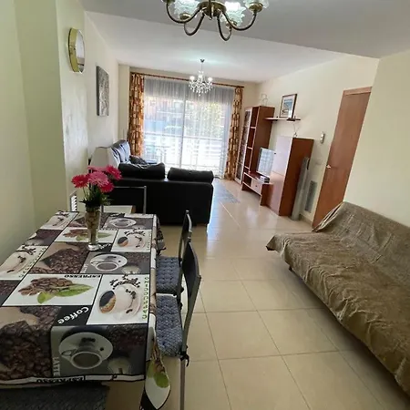 Bright & Spacious 2Br In Fenals With Pool View アパート *