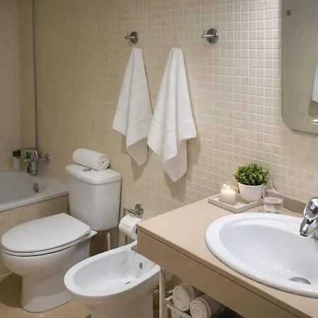Daire Apartamento Santa Cristina & Bright 2Br With Balcony, Pool & Garden View- Fenals Lloret de Mar