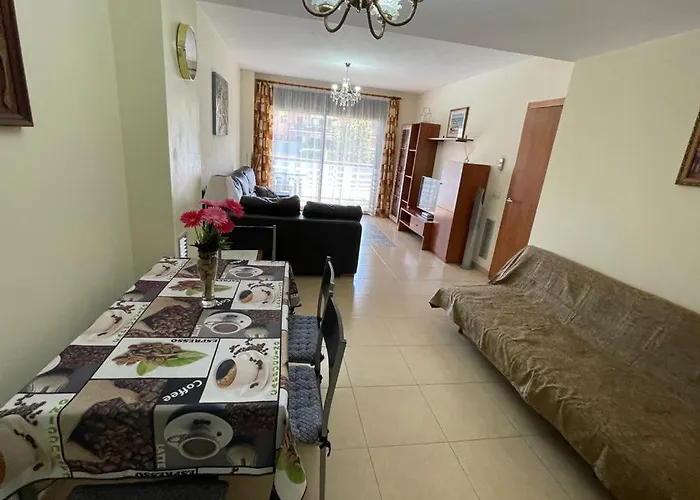 Bright & Spacious 2Br In Fenals With Pool View アパート *
